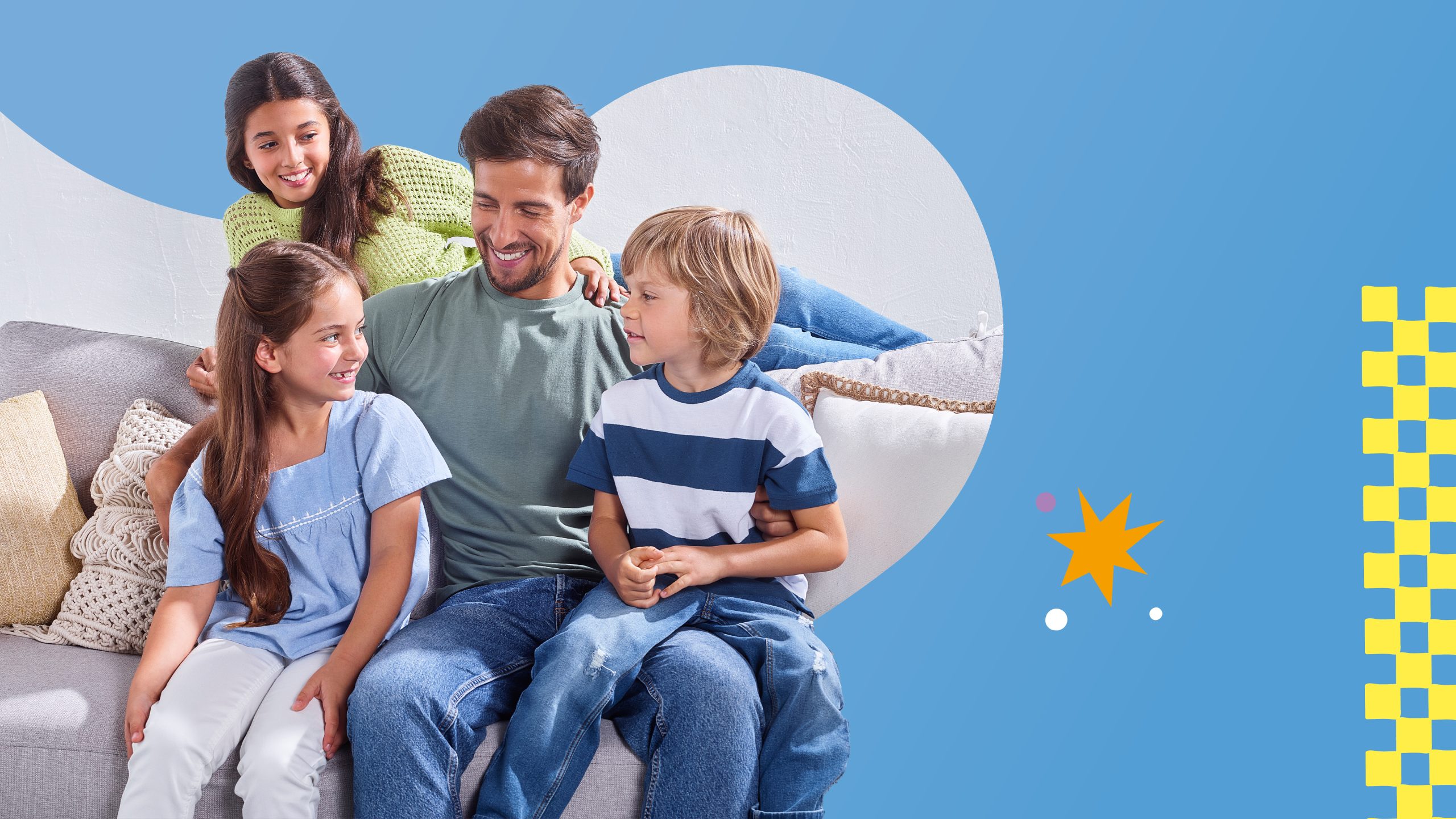 Fotografia de família em ambiente descontraído, representando a ligação entre o regresso às aulas e o dia-a-dia familiar.