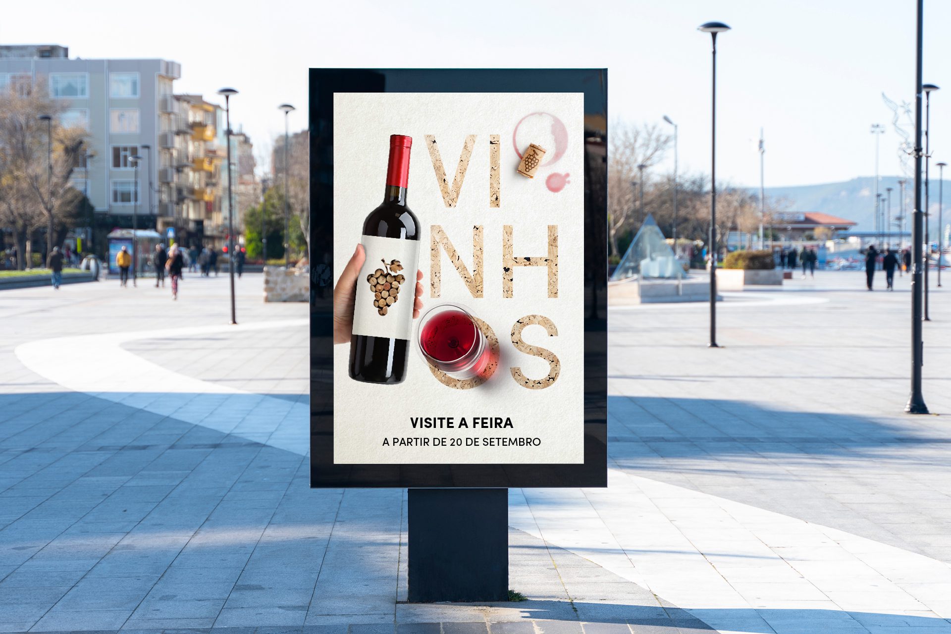 Mockup de mupis exteriores com o visual “Vinhos Queijos e Enchidos”, destacando garrafa e copo em ambiente urbano.